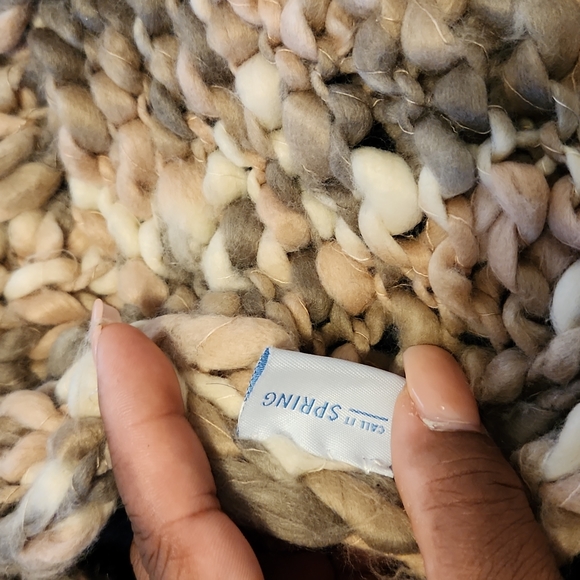 Women's Scarves - Picture 6 of 16